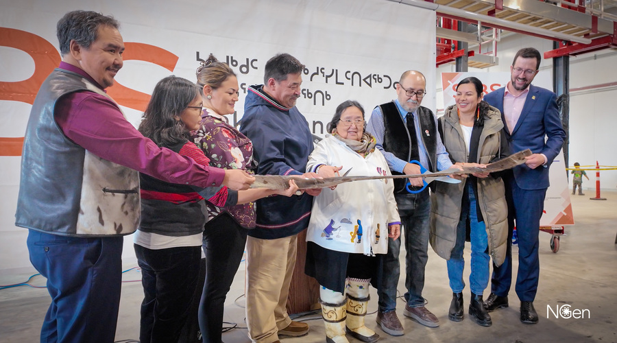 Les responsables locaux et les chefs de projet célèbrent l'inauguration officielle de l'usine de fabrication de SIBS lors d'une cérémonie de coupure du ruban à Arviat, au Nunavut.